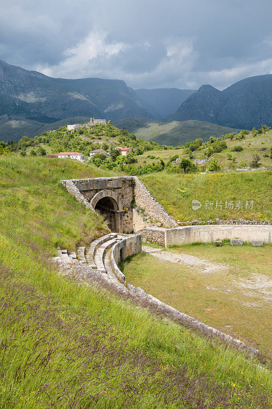 意大利阿韦扎诺阿布鲁齐 (Avezzano Abruzzi) 阿尔巴富森斯 (Alba Fucens) 的罗马圆形剧场